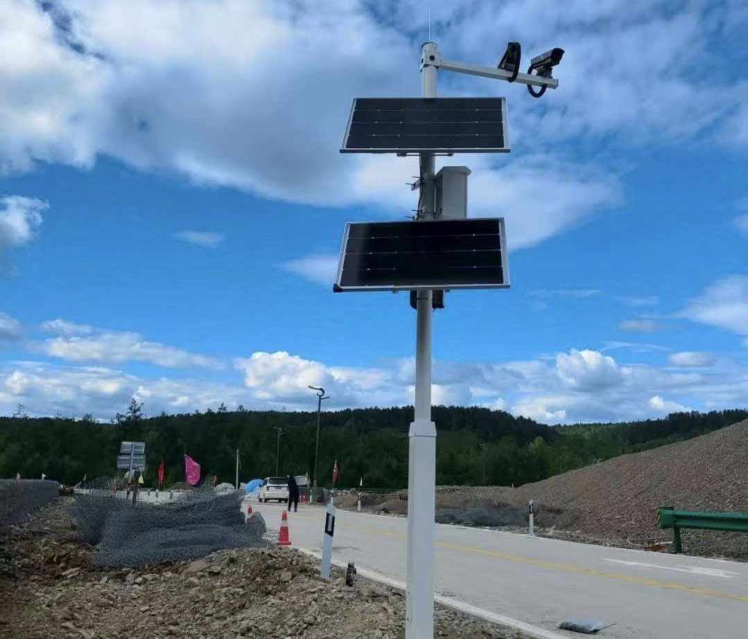 S series dual-panel solar kit on highway pole